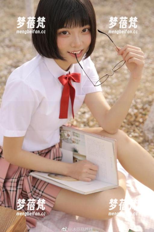 Myung Ah肉丝的写真图册：诠释女性之美的独特视角